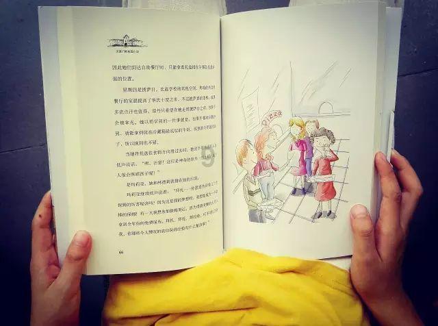 男孩吃鸡腿