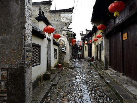 2男子买肠送嘴边要退，遭拒后侮辱店员要求道歉，遇到这种事该怎么做？游戏画面
